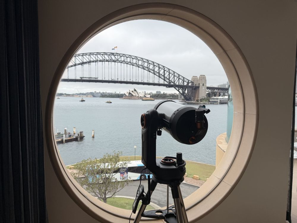 McMahons Point 住宅圆窗外的海港大桥景观