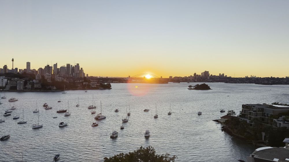 Point Piper 住宅阳台外的海港日落